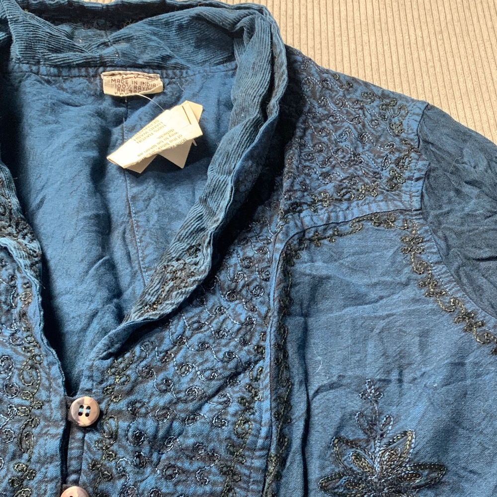 Magic size small medium embroidered Teal Button-Up cropped long sleeve